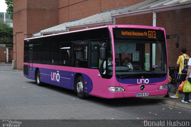 Uno - University Bus 312 na cidade de Welwyn Garden City, Hertfordshire, Inglaterra, por Donald Hudson. ID da foto: 5283013.