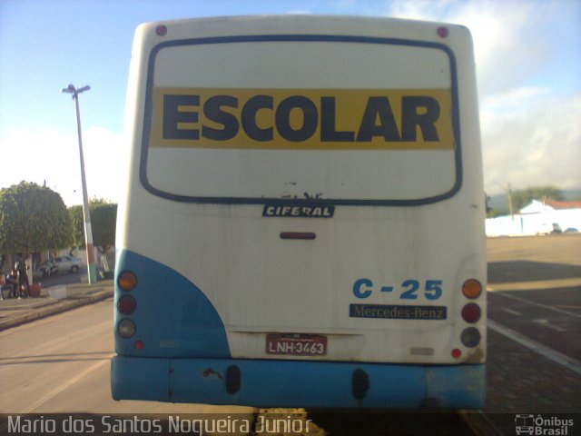 Escolares C-25 na cidade de Jeremoabo, Bahia, Brasil, por Mario dos Santos Nogueira Junior. Número da foto: #5290178.