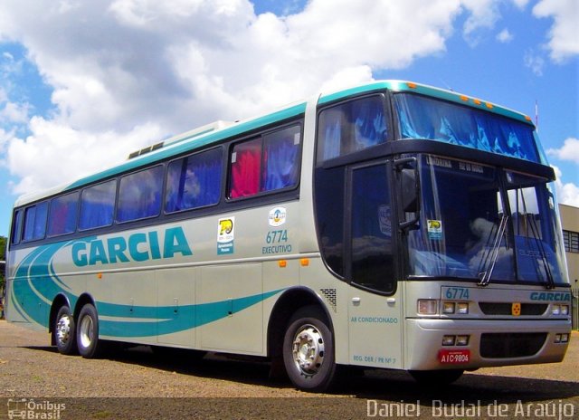 Viação Garcia 6774 na cidade de Foz do Iguaçu, Paraná, Brasil, por Daniel Budal de Araújo. Número da foto: #5254519.