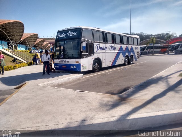Padre Vitor Transporte e Turismo 2000 na cidade de Aparecida, São Paulo, Brasil, por Gabriel Cristian. Número da foto: #5346087.