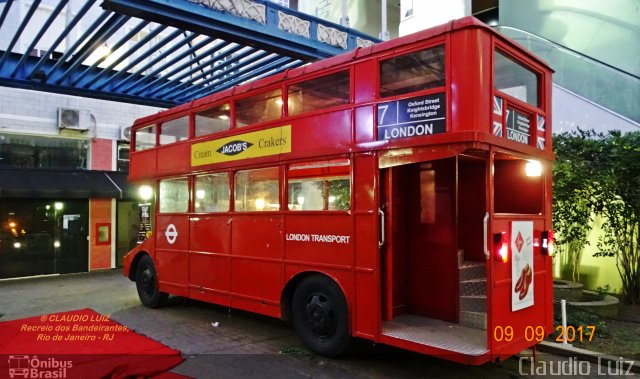 Ônibus Particulares CREAM JACOB'S CRAKERS na cidade de Rio de Janeiro, Rio de Janeiro, Brasil, por Claudio Luiz. Número da foto: #5352144.