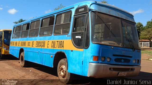Escolares 1056 na cidade de Riachinho, Minas Gerais, Brasil, por Daniel Junior Sena. Número da foto: #5318414.