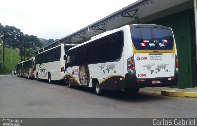 Mariotur Transporte e Turismo Ltda. 1066 na cidade de Caxias do Sul, Rio Grande do Sul, Brasil, por Carlos Gabriel. ID da foto: 5364008.