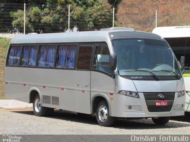 Ônibus Particulares 4921 na cidade de Ubá, Minas Gerais, Brasil, por Christian  Fortunato. Número da foto: #5382925.